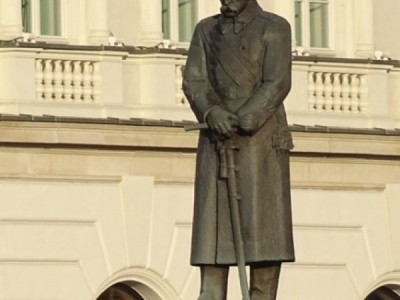 Kolejny pomnik Józefa Piłsudskiego - tym razem jako "Dziadek" - na placu jego imienia