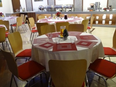 Sala gotowa do wspólnej kolacji w Andrzejkowy wieczór